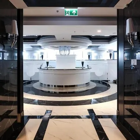 Hanza Tower Sky Sauna & Jacuzzi & Pool شقة